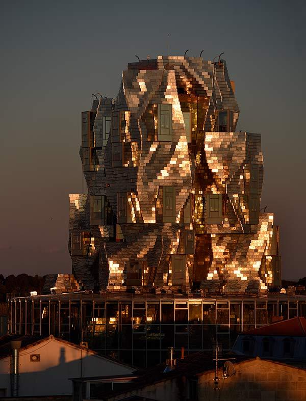 Frank Gehrys Turm in Arles bei Nacht