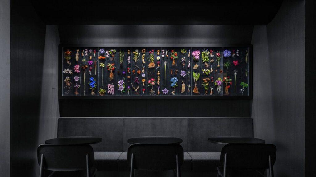 Die Blumenskultur von Makoto Azuma hinter Glas