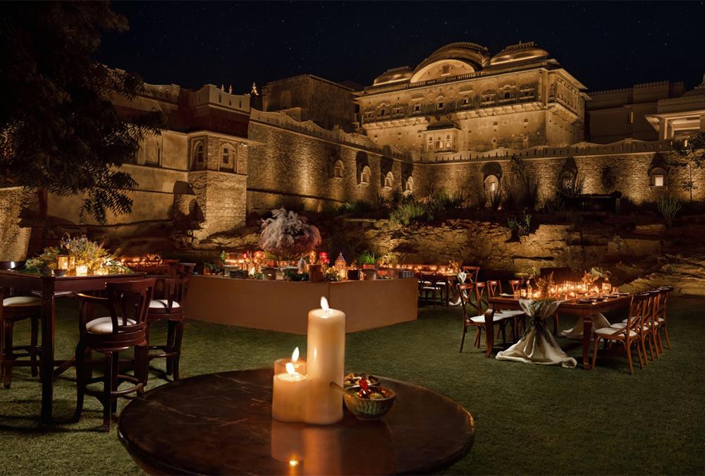 Wie im Märchen: Das neue Traumhotel Fort Barwara im alten Palast ist in Sachen Romantik kaum zu überbieten. (Bild: Six Senses)