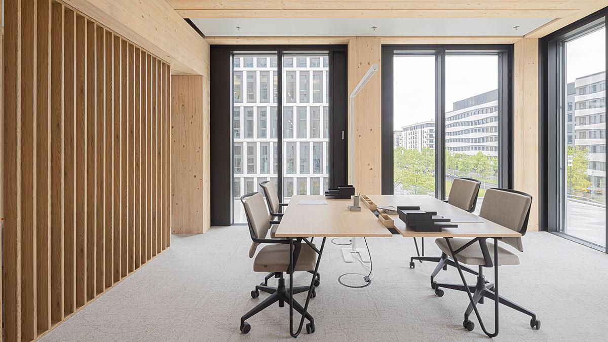 Meetingraum, Timber Pioneer, Bürogebäude, Frankfurt, Europaviertel, Holz-Hybrid-Bau, Interior Design 