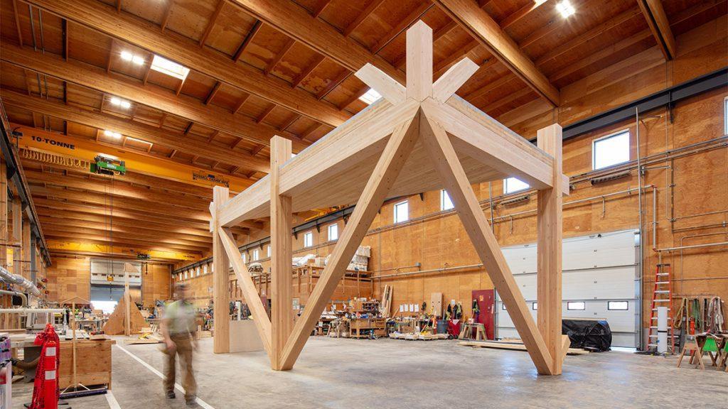 Entstehung eines Holzbaus, anschaulich gemacht: Die Studenten der KU School of Architecture & Design sollen von Herstellungsprozess und Bauart des „KUbe“-Projekts zu nachhaltigen Techniken inspiriert werden. (Bild: Handford)