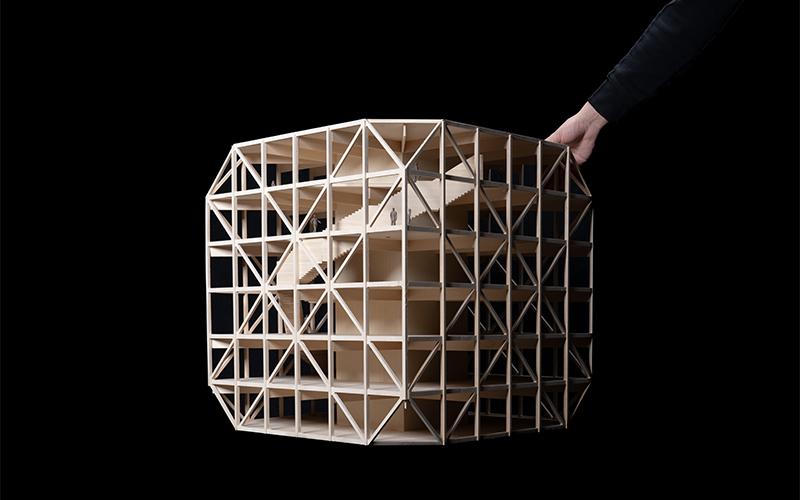 Tragfähig, stark und ganz aus Holz: Der von Tragwerksplaner StructureCraft entwickelte Rahmen des „Makers' KUbe“. (Bild: BIG)