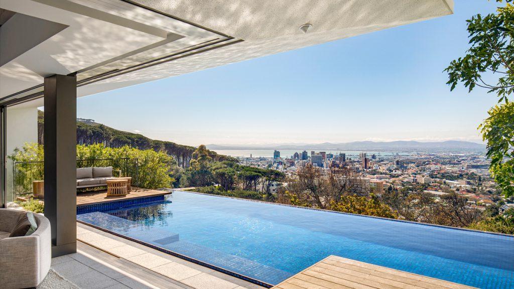 Infinity-Pool mit Ausblick auf Kapstadt