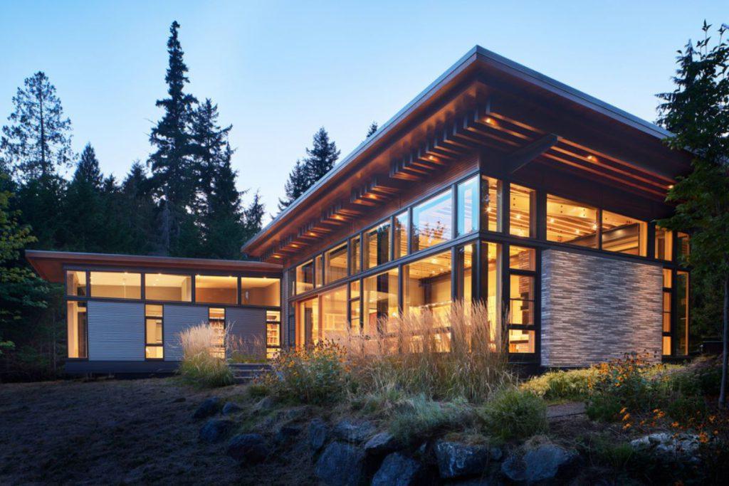 Mit den vielen Low-E-Glasfronten und energiesparenden Konstruktionsmerkmalen bietet das Bainbridge House nachhaltigen Luxus