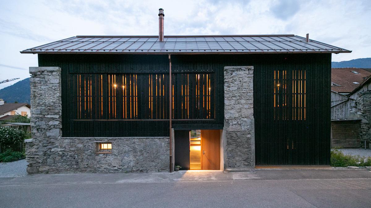 Hof & Hist; Felsberg, Graubünden, Schweiz; Modunita architects sa, Martin Pinggera; Scheune; schwarze Holzfassade