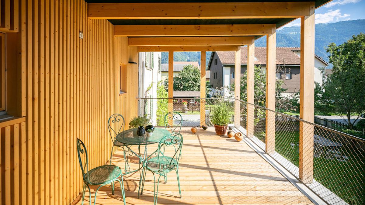 Terrasse; Zwischengebäude; Hof & Hist; Haus Diethelm; Felsberg, Graubünden, Schweiz; Modunita architects sa, Martin Pinggera;