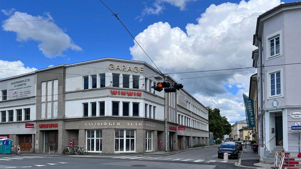 1924 vom visionären Kutschenunternehmer Gruber zur Parkgarage für Autos gemacht, wird der „Autopalast“ nun nach Plänen des Büros smartvoll zur grünen Wohnanlage umgebaut. (Bild: smartvoll)