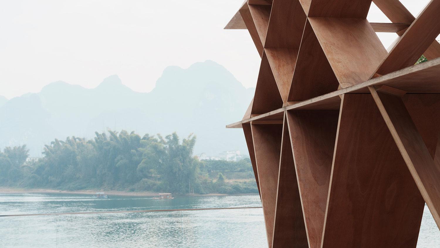 Die Teile des Wood Lace Towers wurden mit einer Zapfenverbindungstechnik zusammengesetzt