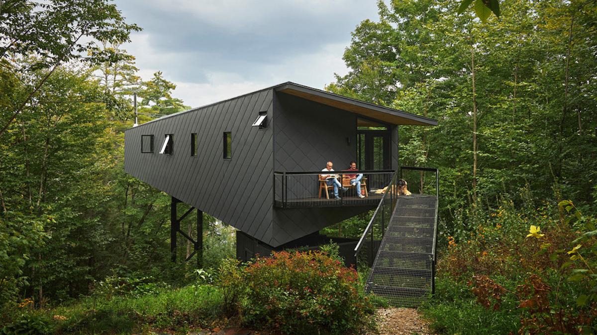 m.o.r.e Cabin; Kanada; Kariouk Architects; CLT; kleines Betonfundament; Eingang; Nordseite