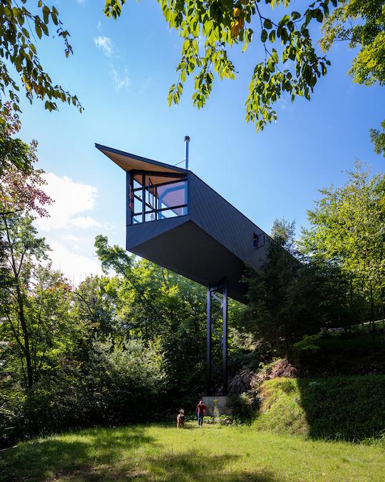 m.o.r.e Cabin; Kanada; Kariouk Architects; CLT; schwebendes Design; Stahlmast