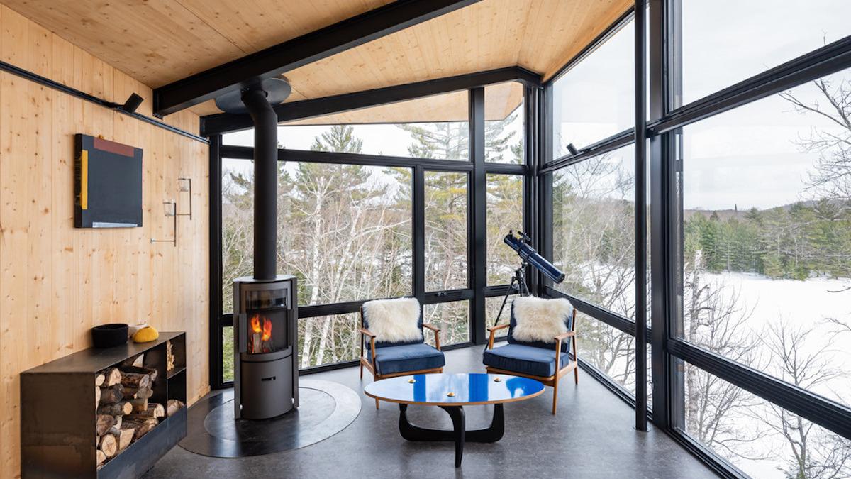 m.o.r.e Cabin; Kanada; Kariouk Architects; Winter; Panoramablick; Glasfront; Holzofen