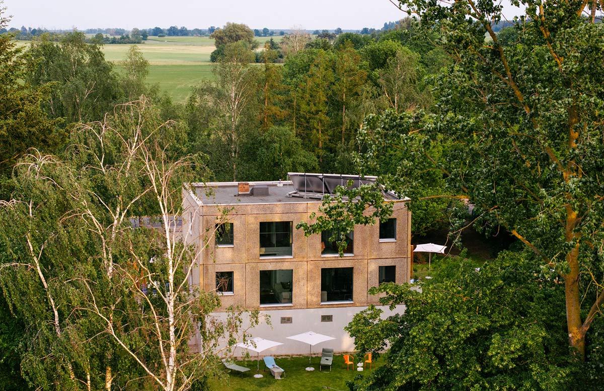 Palais Brut, Transformation, Plattenbau, Ferienhaus, Hans Sasse, Märkische Schweiz