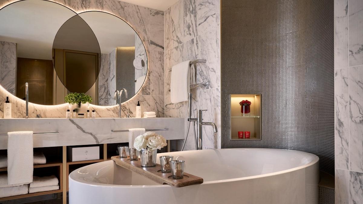 The BoTree Hotel, freistehende Badewanne, Suite