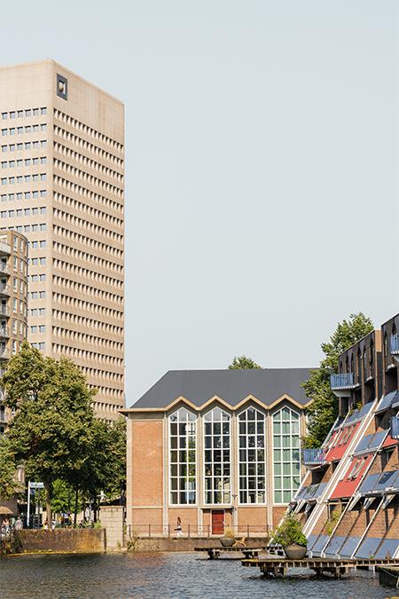 Ruhepol im Stadtzentrum: Die zur Muziekwerf umgebaute Kirche zwischen Hochhäusern und Wasserstraße. (Bild: Sebastian van Damme)