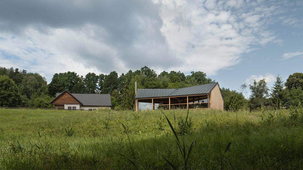 Das von NEW HOW architects designte Wochenendhaus in Hrubá Skála verbindet lokale Tradition mit modernem Komfort. (Bild: Petr Polák)