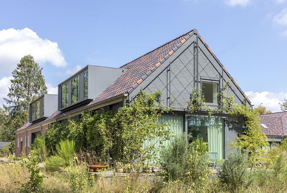 Das Büro MVRDV hat Gelände und Gebäude des einstigen Militärstützpunkts in eine Wohnanlage verwandelt. (Bild: Daria Scagliola)