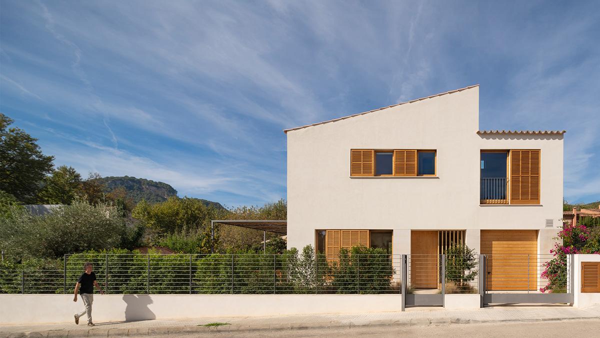 Das Puigpunyent Passivhaus von der Seite.