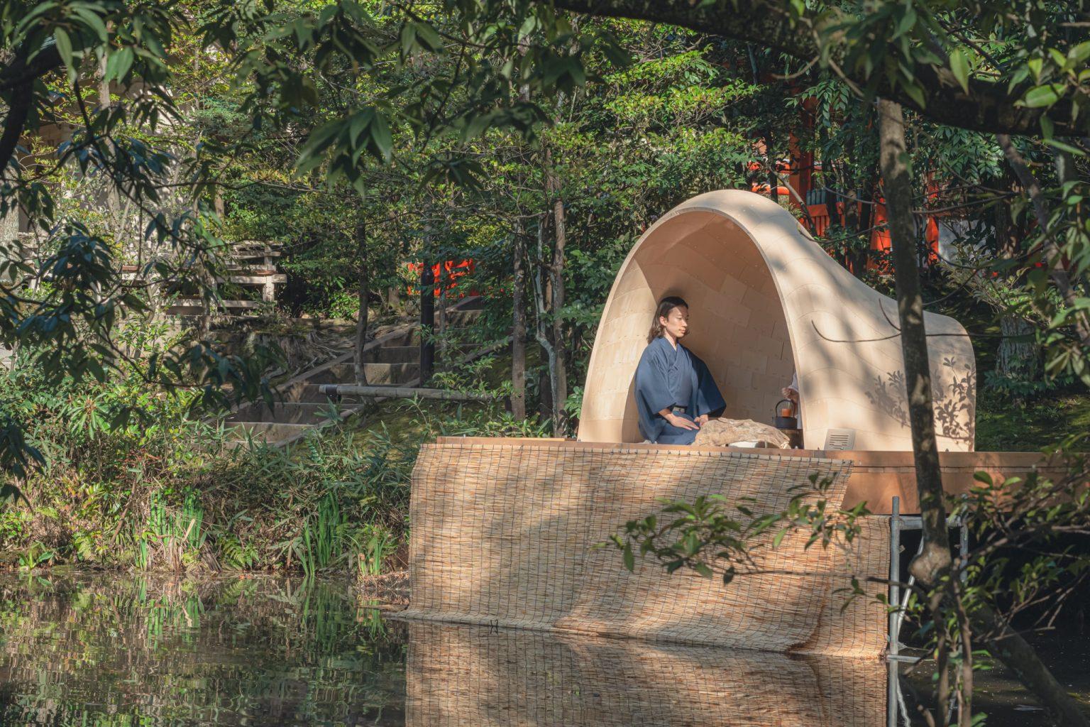 Der Pavillon liegt versteckt unter den Zweigen der ihn umgebenden Bäumen